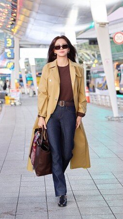 김세정, 트렌치 하나로 공항 접수하고 떠났다 [화보]