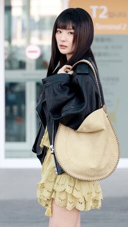 레드벨벳 슬기, 이자벨마랑 FW26 쇼 참석 차 출국…‘프렌치 시크’ 공항 룩 완성 [화보]