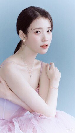 아이유가 데리고 온 봄…핑크 드레스 여신 미모 폭발 [화보]