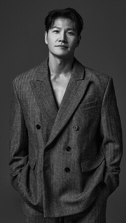 ‘신혼’ 김종국, 상의 없이 재킷만 걸쳤다…‘짐종국’ 벗은 치명 눈빛 [화보]