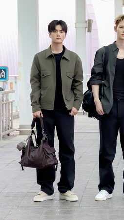 엔하이픈, 공항이 곧 런웨이…얼굴이 명품 