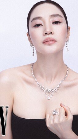김혜수, 56세에 더 과감해졌다…다이아몬드 기죽이는 외모 [화보]