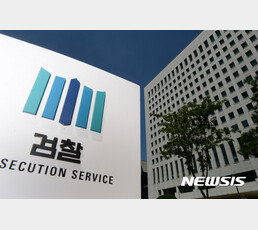 [단독]유재수, 업체 관계자에 “미국행 항공권 고맙다” 문자