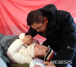 황교안, 퇴원 후 첫 공개 행보…정미경·신보라 ‘눈물’