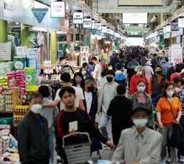 ‘서류의 나라’ 日 배급받듯 긴줄…재난지원금 앱 신청 韓에 또 졌다
