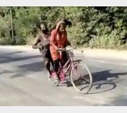 다친 아빠 자전거 태운 15세 인도 소녀, 일주일간 1200km 달려 ‘목숨 건 귀향’