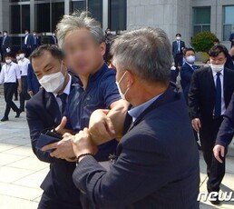 하태경 “‘신발투척’ 부시도 당했지만 ‘처벌불원’ 말해…文 배워야”