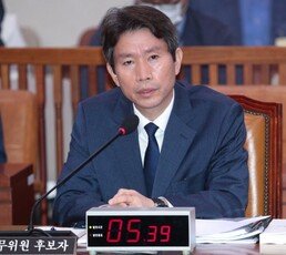 “전대협 출신으로, 주체사상 전향했나” 태영호 돌직구에…이인영은?