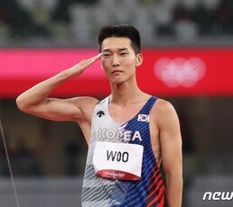 [올림픽] 한국신기록 넘은 뒤 거수경례…“올림픽 최고 장면 중 하나”