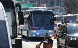 ‘운명의 날’ 내란 우두머리 혐의 윤석열, 법원 도착