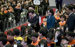 카이스트 찾은 李대통령, ‘입틀막’ 대신 ‘하이파이브’[청계천 옆 사진관]