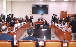 與 “전두환 2년만에 풀려난 탓에 내란 재발”…사면금지법 강행 