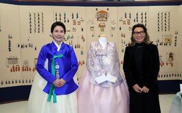 김혜경·잔자 여사, ‘광장시장 맞춤’ 한복 전시 관람…김 여사 “靑이전 후 첫 손님”
