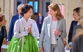로마서 한복 패션쇼 찾은 김혜경 여사 ‘은빛 한복 외교’[청계천 옆 사진관]