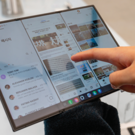 [영상] 폰을 ‘두 번’ 펼치니 ‘태블릿’이 됐습니다