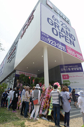 내년부터 오피스텔 분양 시 인터넷 청약이 도입돼, '줄서기' 현상이 사라질 것으로 보인다. [뉴스1]