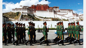 中, 티베트 승려 정신적 · 신체적 고문… 150여 명 분신