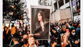 유혈 강경 진압에도 꺼지지 않는 이란 ‘히잡 반대 시위’ 