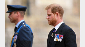 英 여왕 장례식, 예복 대신 수트 입은 왕실 남자는 누구? 