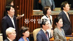 이석기-김재연, 개원식 지각… ‘국기 경례’ 못해