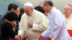 교황, 왼손 가슴에 얹은채 “세월호 희생자 아픔, 마음 깊이 간직”