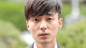 ‘수척’ 로이킴, 경찰 출석 “죄송” 사과…마약 의혹 ‘묵묵’