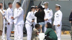 청해부대 ‘최영함’ 입항 환영행사 중 홋줄 끊어져…군인 5명 사상