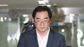 ‘민중은 개·돼지’ 나향욱 “정정보도 대법 결론까지 재판 미뤄달라”