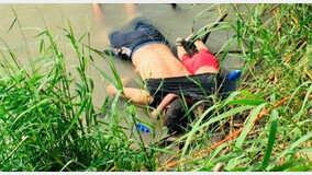 ‘미국판 쿠르디’ 사진에 세계가 눈물…美 반이민정책에 비판의 목소리
