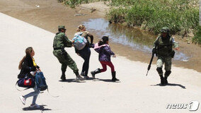 美국경 비극담은 또다른 사진…‘저지당하는 니카라과 모녀’