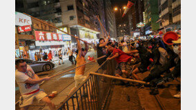 홍콩 코앞에서… 中, 장갑차 동원 폭동진압 훈련