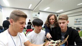 독일 직업계고 교사-학생들 서울로봇고 방문해 합동수업