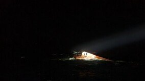 홍게잡이 어선 침몰 선원 6명 실종…함정, 해상초계기 등 이틀째 수색