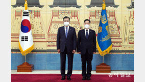 文, 2년전 尹에 “살아있는 권력 수사”… 김오수에겐 “공정한 검찰 거듭나라”