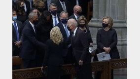 콜린 파월 장례식에 참석한 美 전·현직 대통령…트럼프는 불참