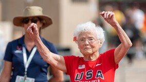 100m 달리기 우승한 105세 할머니 “1분 안 넘기고 싶었는데”