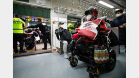 지하철 5호선 정상운행…장애인단체 시위 1시간만에 종료