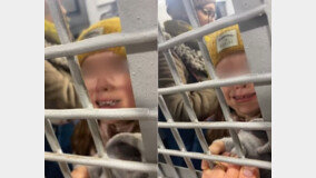 우크라 대사관에 꽃 놓던 어린이들, 러 경찰에 체포됐다