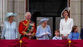 ‘즉위 70년’ 英여왕 나오자… 시민들 “100세까지 왕위 지켜달라”