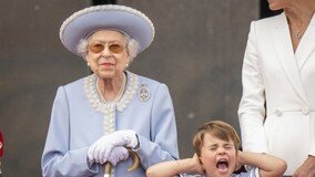英여왕, 즉위 70주년 행사 이틀간 불참… 흔들리는 ‘군주제’