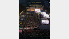 尹정부 출범후 최대규모 촛불집회 ‘대통령실 에워싸기’ 행진도…보수단체는 맞불 집회