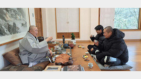 방탄소년단 RM, 화엄사 방문해 덕문스님 만나…“군대, 국민의 당연한 의무”
