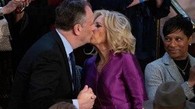 바이든 영부인이 부통령 남편과 키스를 했다고?[정미경의 이런영어 저런미국]