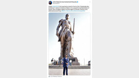 北불법제작 동상 앞 활짝 웃었다…美국무차관 급히 삭제한 사진