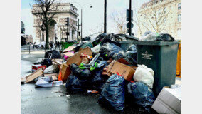 쓰레기에 갇힌 파리… 연금개혁 반대 파업 몸살