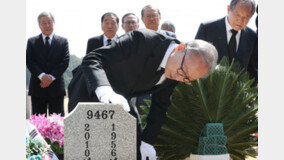 MB, 천안함 묘역 등 참배…사면 후 첫 공식 일정