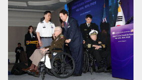 尹, 한국전 美참전용사 휠체어 밀며 오찬장에…“韓번영, 美젊은이 희생 위에”