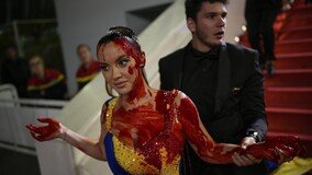 우크라 국기색 드레스에 ‘핏빛 물감’… 칸영화제 시위