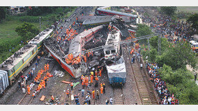 인도, 노후 철도에 신호 오류… 열차 충돌로 최소 275명 사망