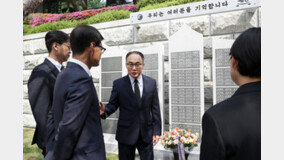 ‘기억의 벽’ 찾은 검찰총장, 故 김홍영·백재영 언급…“안타까운 마음”
